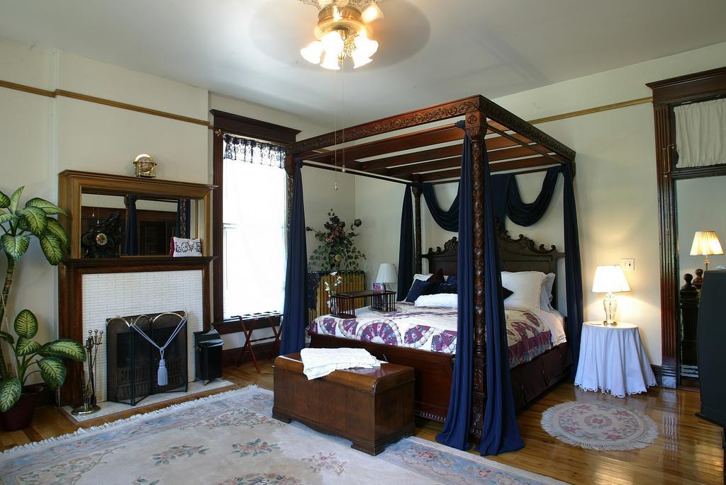 Beall Mansion An Elegant Bed & Breakfast Inn Alton Room photo