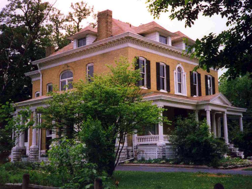 Beall Mansion An Elegant Bed & Breakfast Inn Alton Restaurant photo